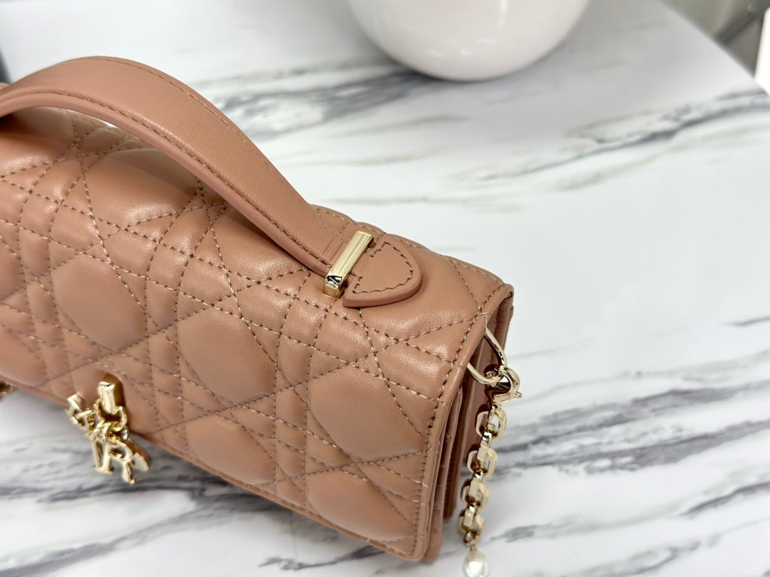 DAMEN-KETTENTASCHE 21 IN MANDELBEIGE LAMMLEDER