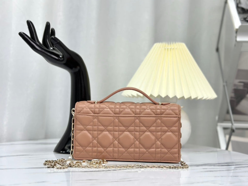 DAMEN-KETTENTASCHE 21 IN MANDELBEIGE LAMMLEDER