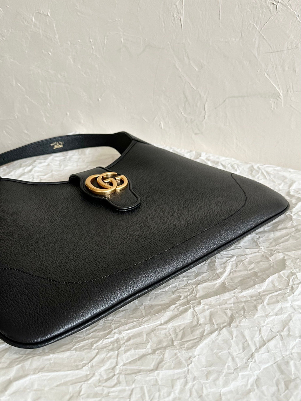 APHRODITE MEDIUM 39 SCHULTERTASCHE AUS SCHWARZEM KALBSLEDER