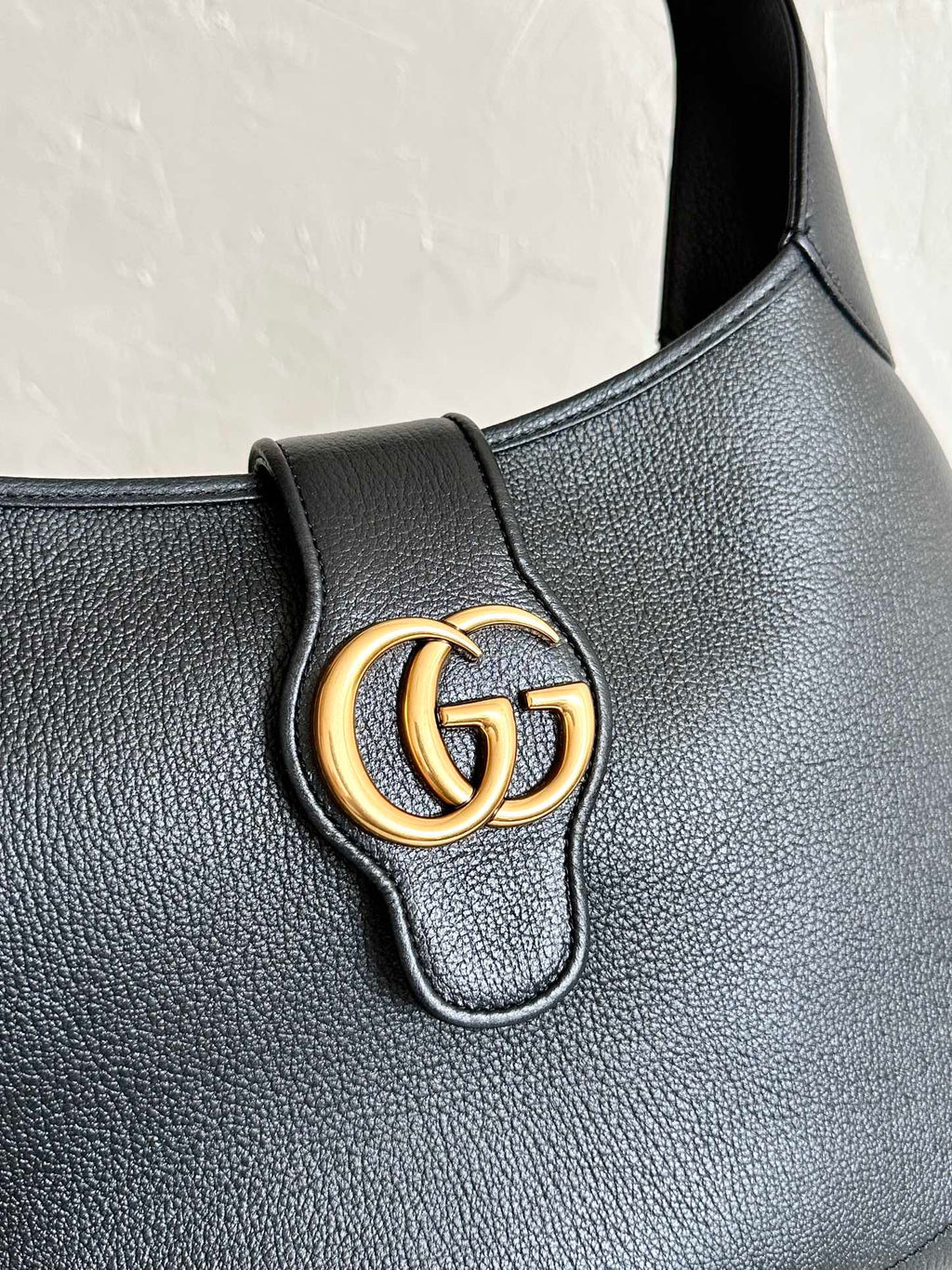 APHRODITE MEDIUM 39 SCHULTERTASCHE AUS SCHWARZEM KALBSLEDER