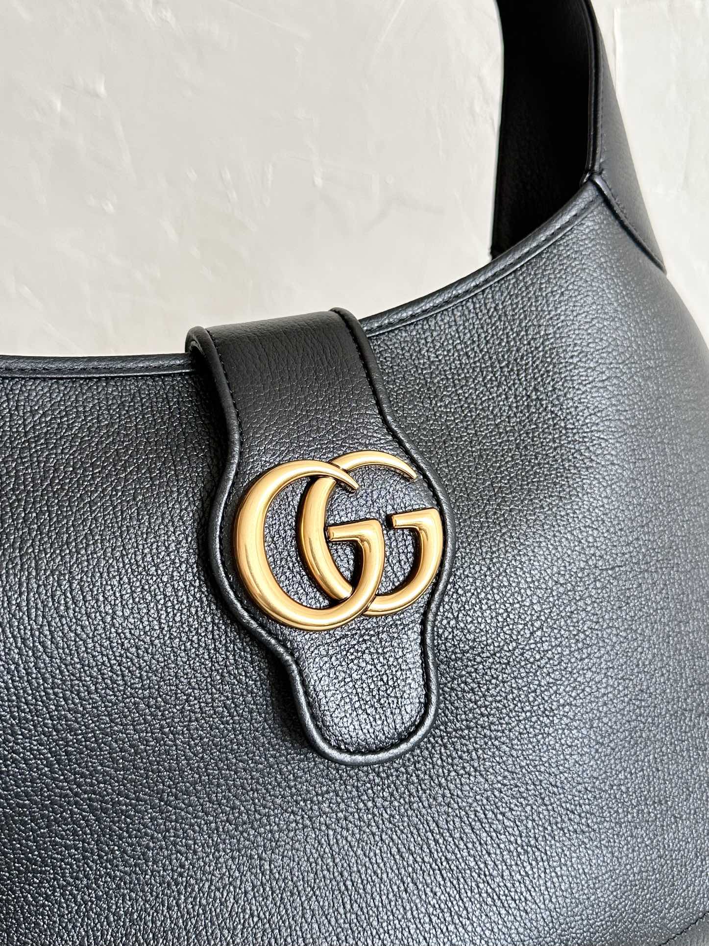 APHRODITE MEDIUM 39 SCHULTERTASCHE AUS SCHWARZEM KALBSLEDER