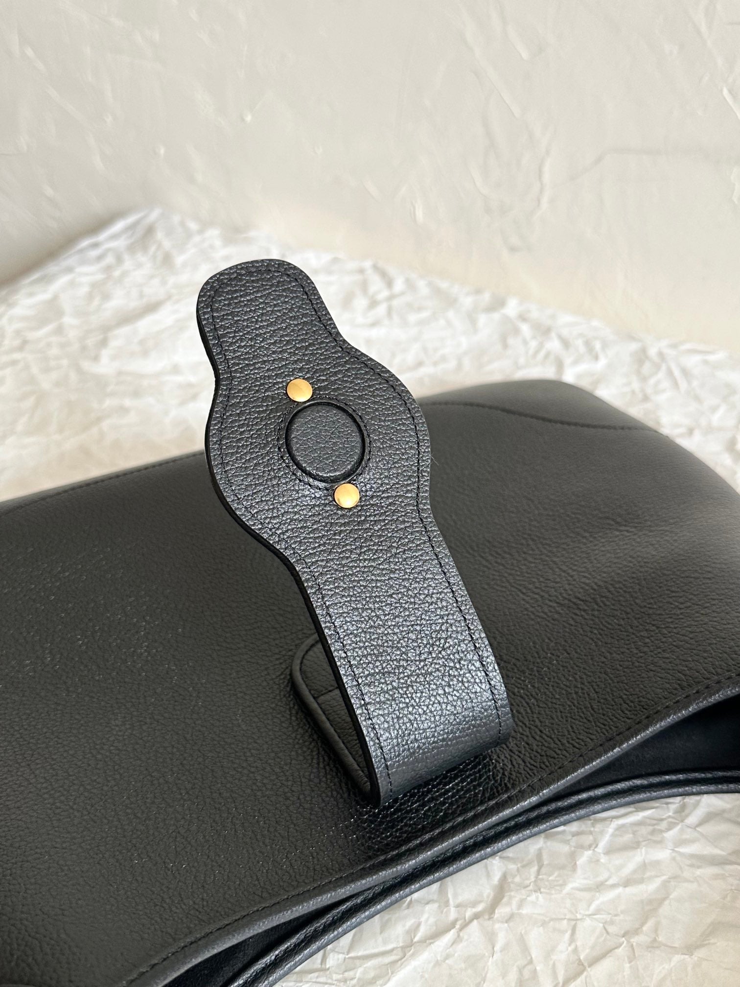 APHRODITE MEDIUM 39 SCHULTERTASCHE AUS SCHWARZEM KALBSLEDER