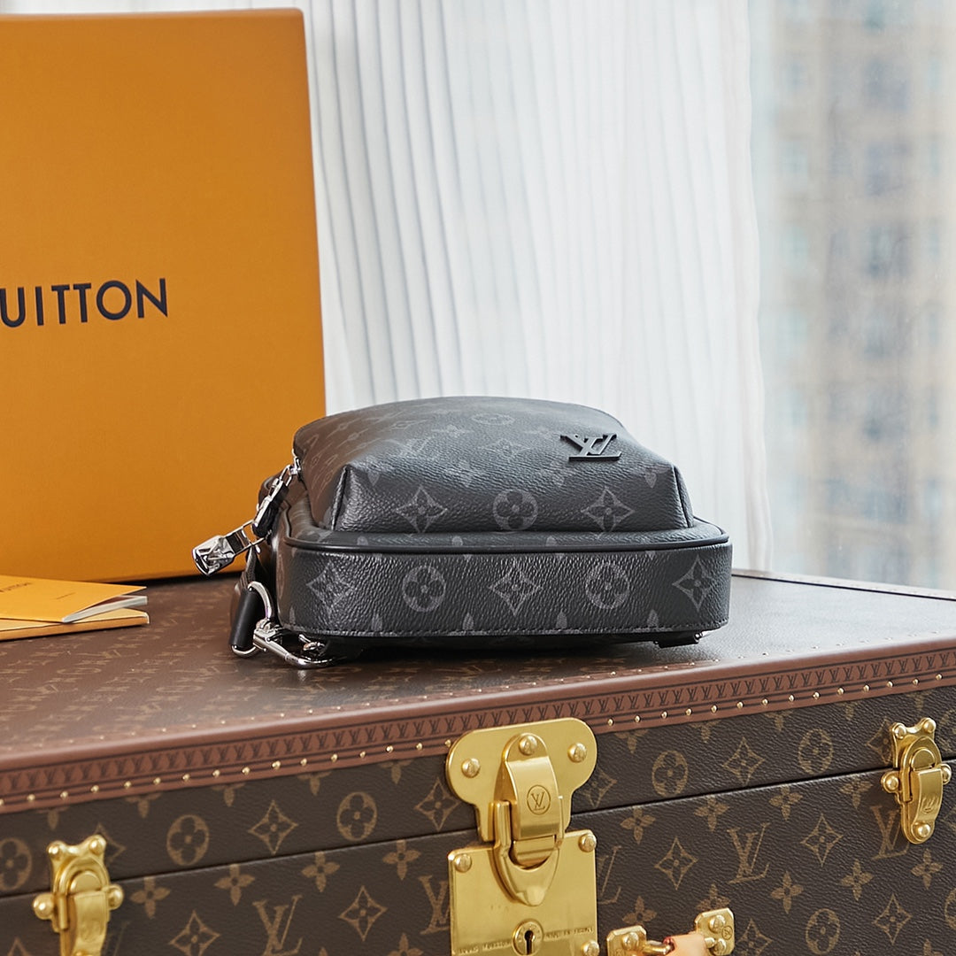 AVENUE SLINGBAG 31 IN SCHWARZ MONOGRAM ECLIPSE CANVAS