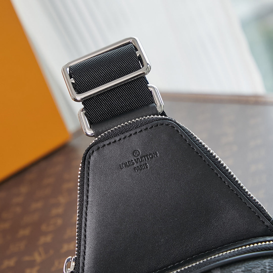 AVENUE SLINGBAG 31 IN SCHWARZ MONOGRAM ECLIPSE CANVAS