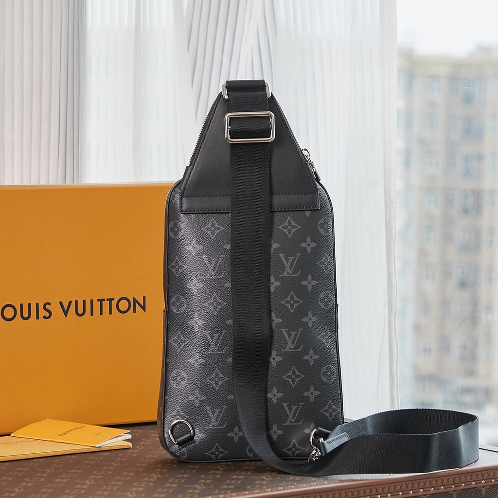 AVENUE SLINGBAG 31 IN SCHWARZ MONOGRAM ECLIPSE CANVAS