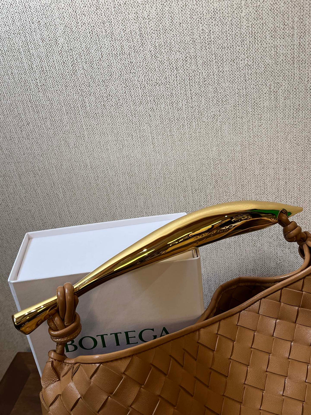 Sardine 33 mit Kette in hellbraunem Lammfell