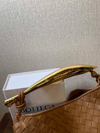 Sardine 33 mit Kette in hellbraunem Lammfell