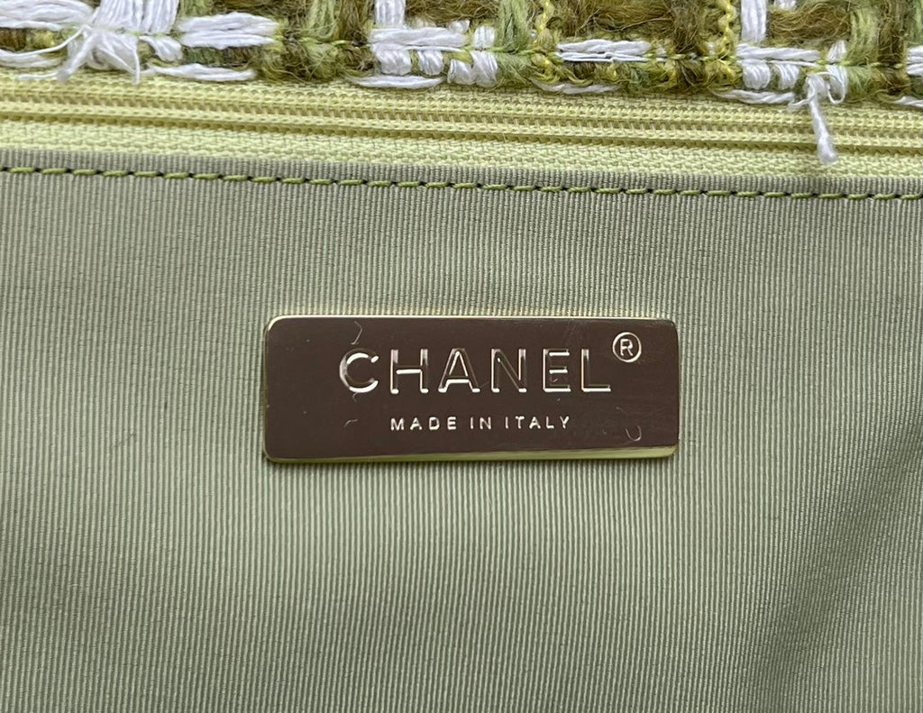 KLEINE TASCHE MIT KLAPPE, 26 IN, HELLGRÜN, WEISSER TWEED-MIX, SILBERNE UND GOLDENE KETTE