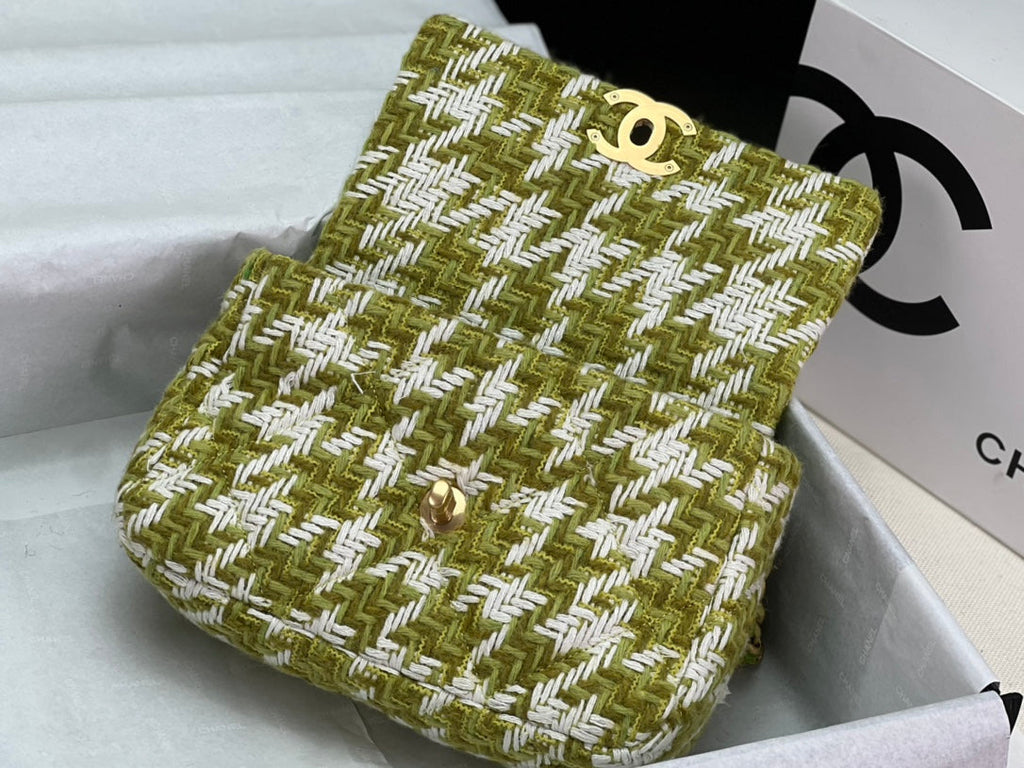 KLEINE TASCHE MIT KLAPPE, 26 IN, HELLGRÜN, WEISSER TWEED-MIX, SILBERNE UND GOLDENE KETTE