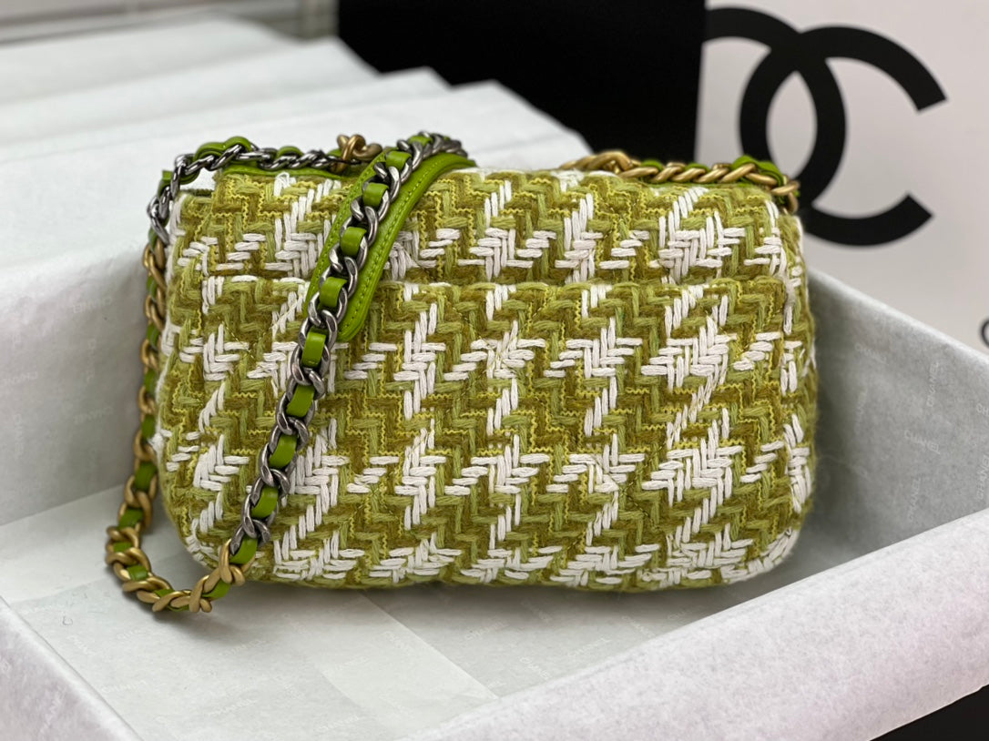 KLEINE TASCHE MIT KLAPPE, 26 IN, HELLGRÜN, WEISSER TWEED-MIX, SILBERNE UND GOLDENE KETTE