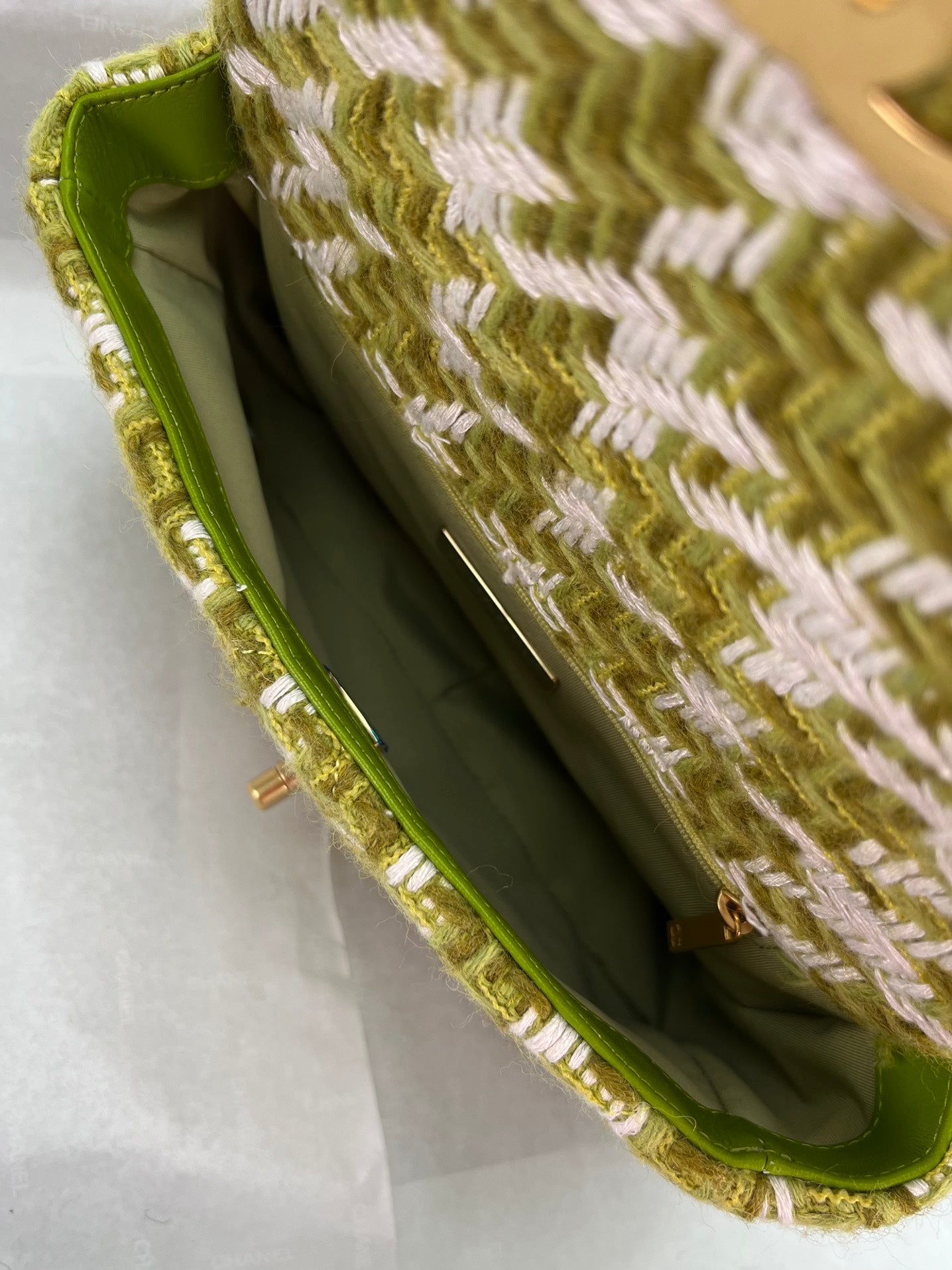 KLEINE TASCHE MIT KLAPPE, 26 IN, HELLGRÜN, WEISSER TWEED-MIX, SILBERNE UND GOLDENE KETTE