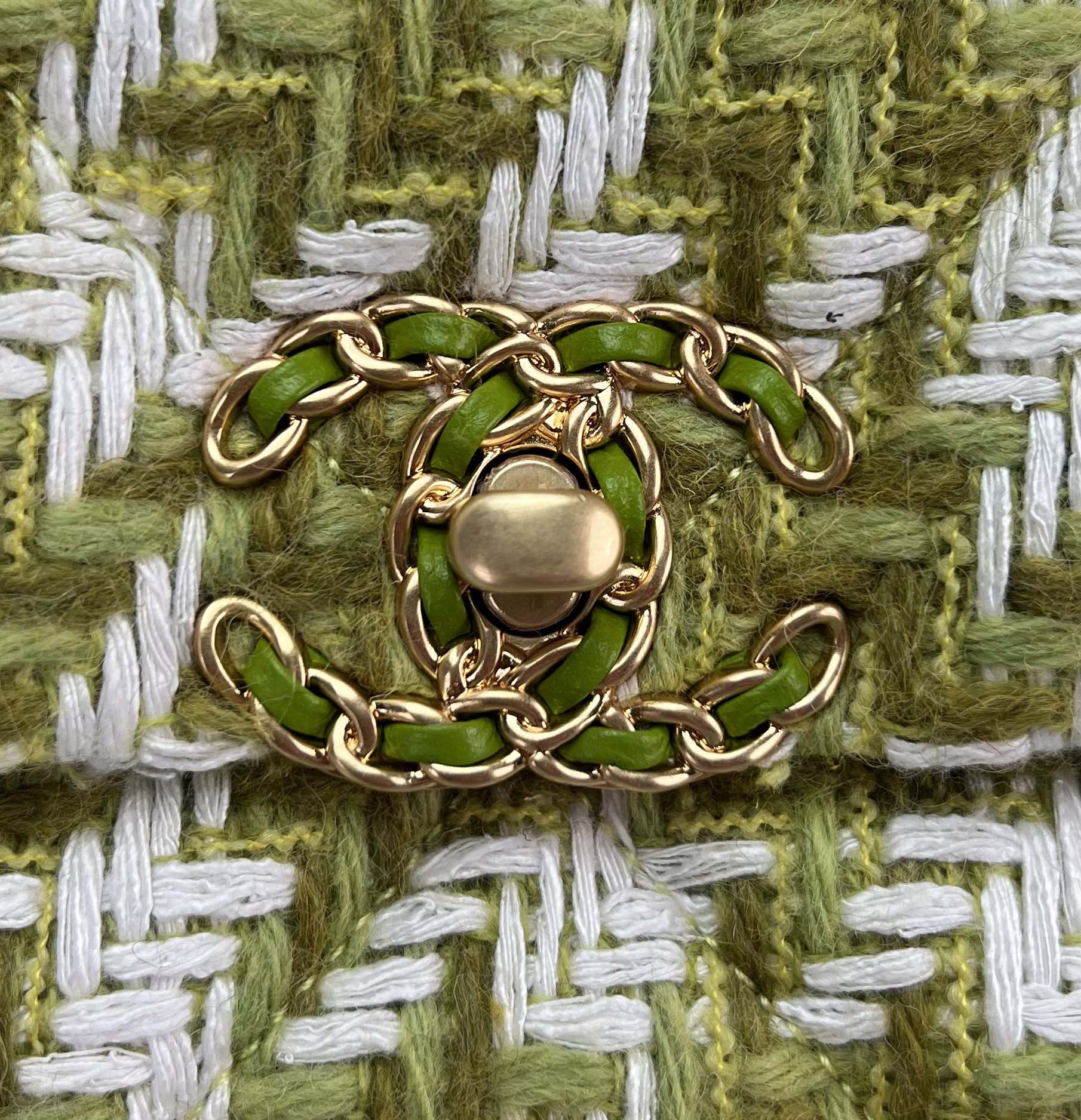 KLEINE TASCHE MIT KLAPPE, 26 IN, HELLGRÜN, WEISSER TWEED-MIX, SILBERNE UND GOLDENE KETTE