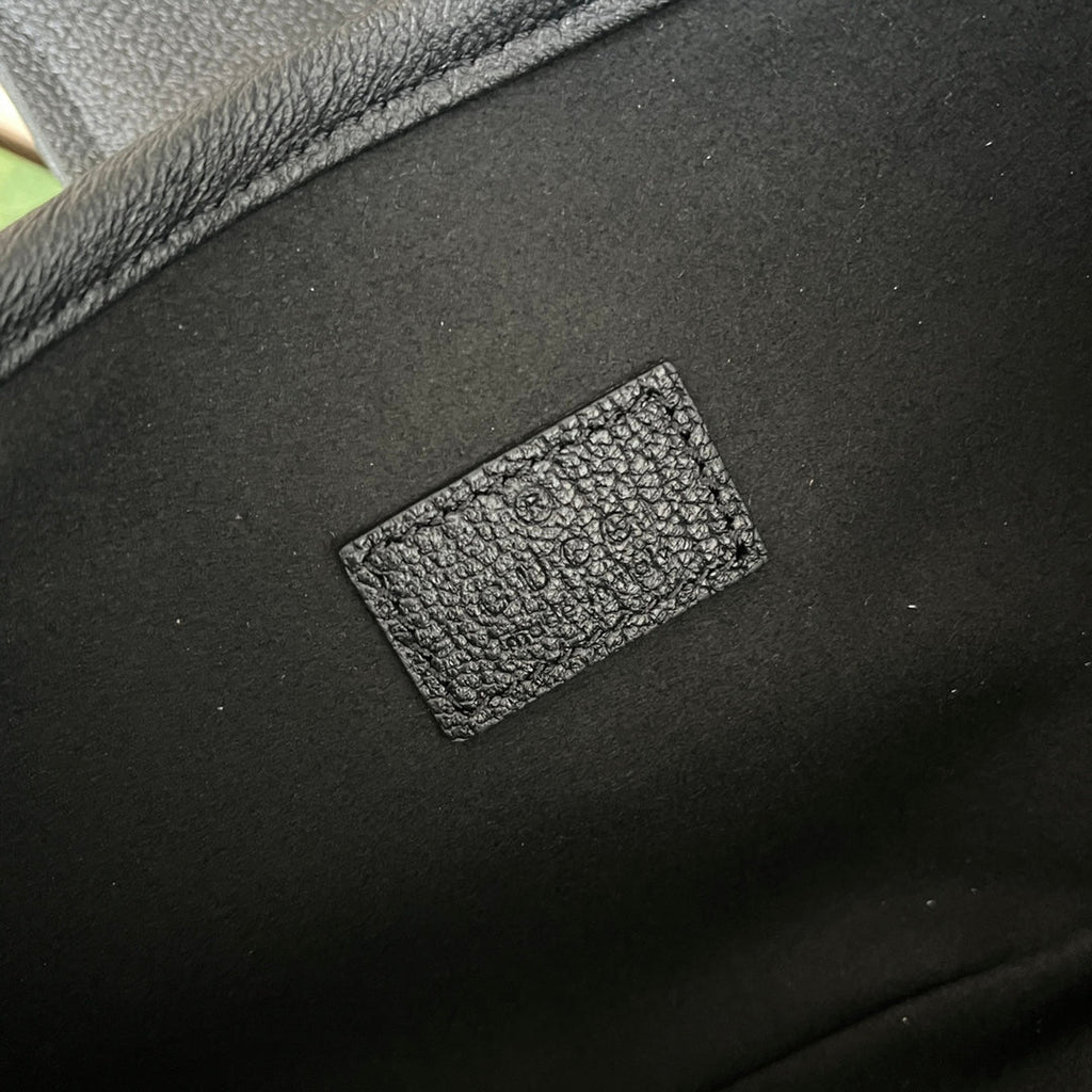 APHRODITE KLEINE SCHULTERTASCHE 27 IN SCHWARZES KALBSLEDER GOLDENE BESCHLÄGE