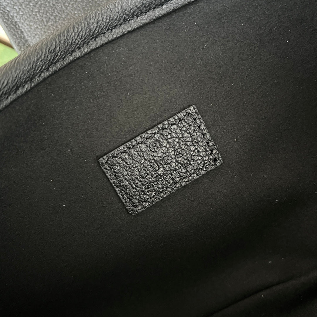 APHRODITE KLEINE SCHULTERTASCHE 27 IN SCHWARZES KALBSLEDER GOLDENE BESCHLÄGE