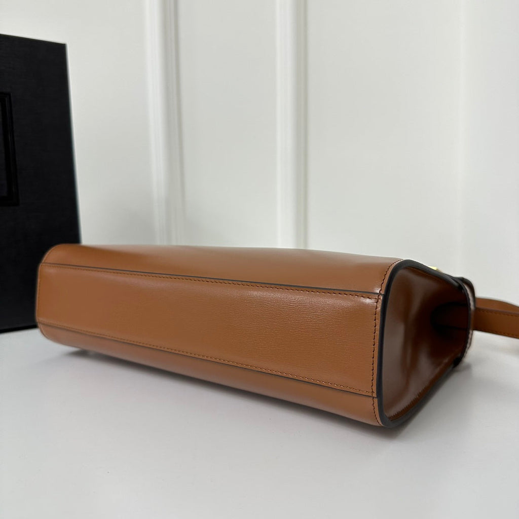 MANHATTAN 29 TOP-HANDLE IN GLATTEM, ZIMTBRAUNEN KALBSLEDER