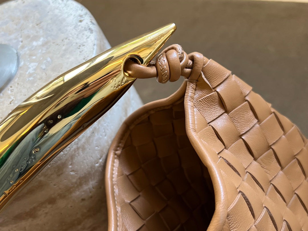 Sardine 33 mit Kette in hellbraunem Lammfell