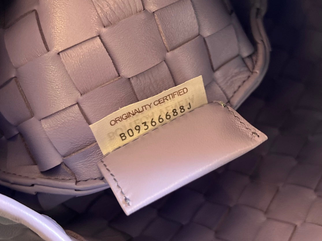 SARDINE 33 MIT KETTE IN HELLVIOLETTEM LAMMHAUT