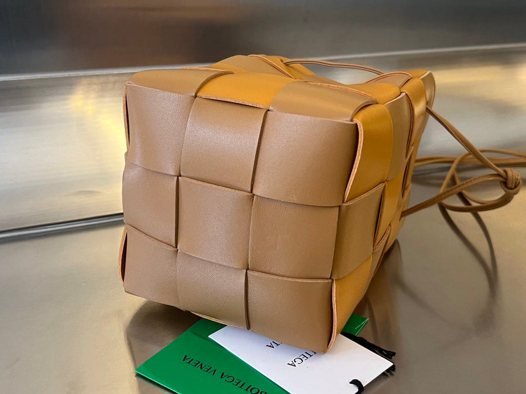 Kleiner Kassetteneimer, 45,7 cm, braun-orangefarbenes Kalbsleder