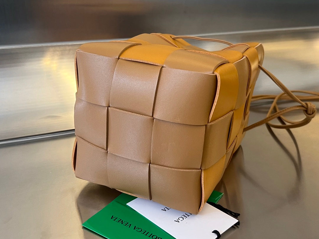 Kleiner Kassetteneimer, 45,7 cm, braun-orangefarbenes Kalbsleder