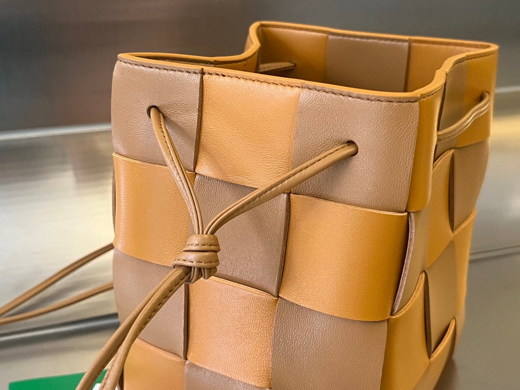 Kleiner Kassetteneimer, 45,7 cm, braun-orangefarbenes Kalbsleder