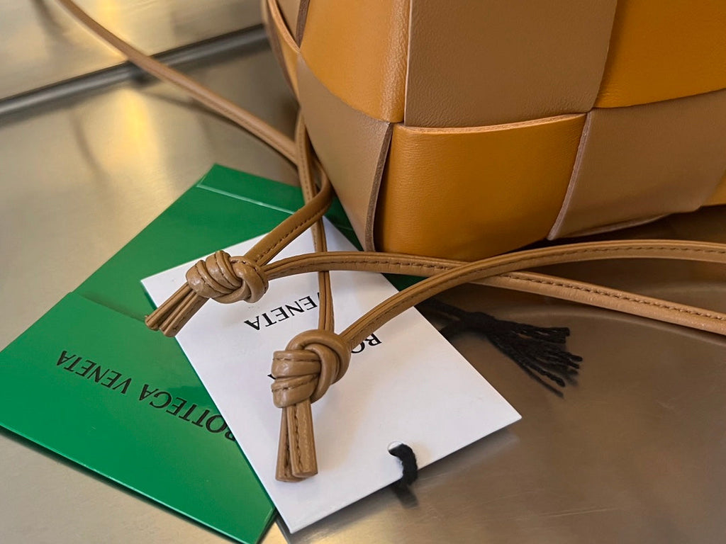 Kleiner Kassetteneimer, 45,7 cm, braun-orangefarbenes Kalbsleder