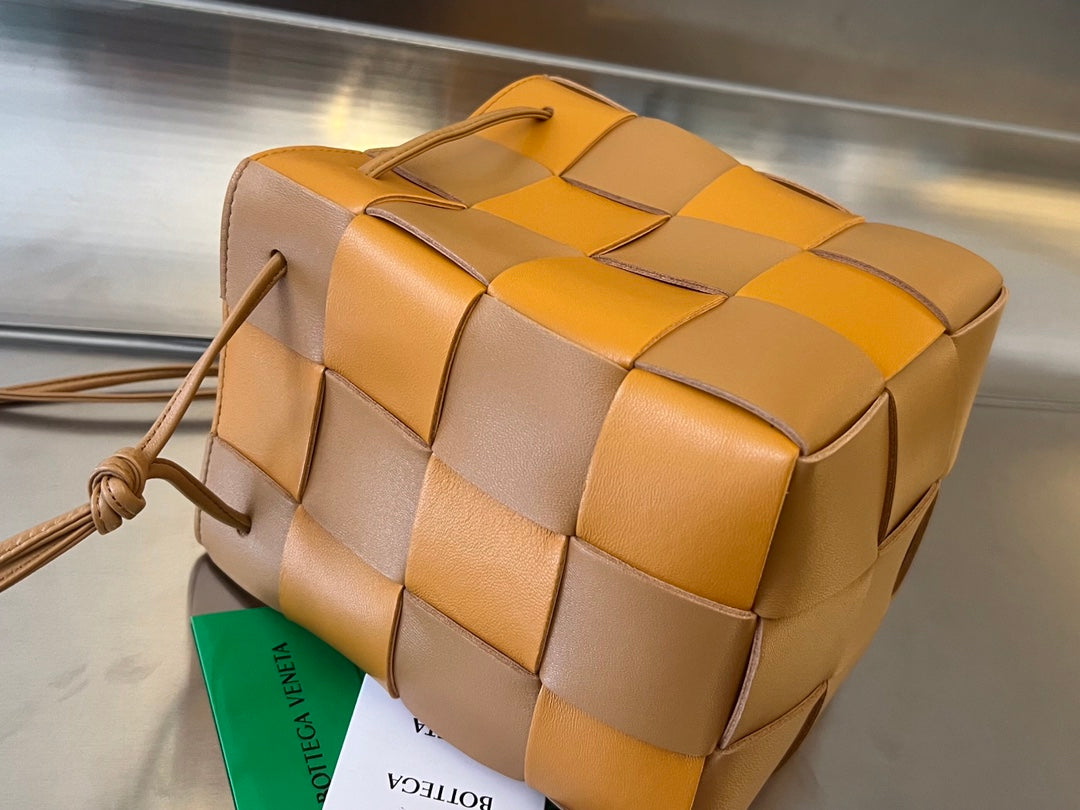 Kleiner Kassetteneimer, 45,7 cm, braun-orangefarbenes Kalbsleder