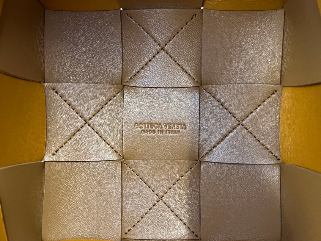 Kleiner Kassetteneimer, 45,7 cm, braun-orangefarbenes Kalbsleder