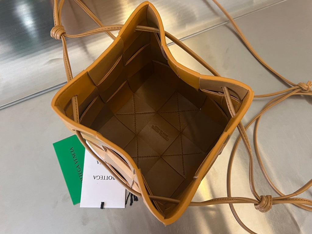 Kleiner Kassetteneimer, 45,7 cm, braun-orangefarbenes Kalbsleder