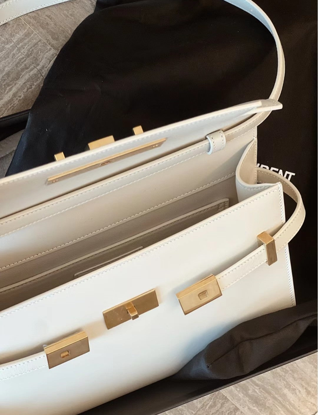 MANHATTAN 29 TOP-HANDLE AUS GLATTEM WEISSEM KALBSLEDER