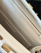 MANHATTAN 29 TOP-HANDLE AUS GLATTEM WEISSEM KALBSLEDER