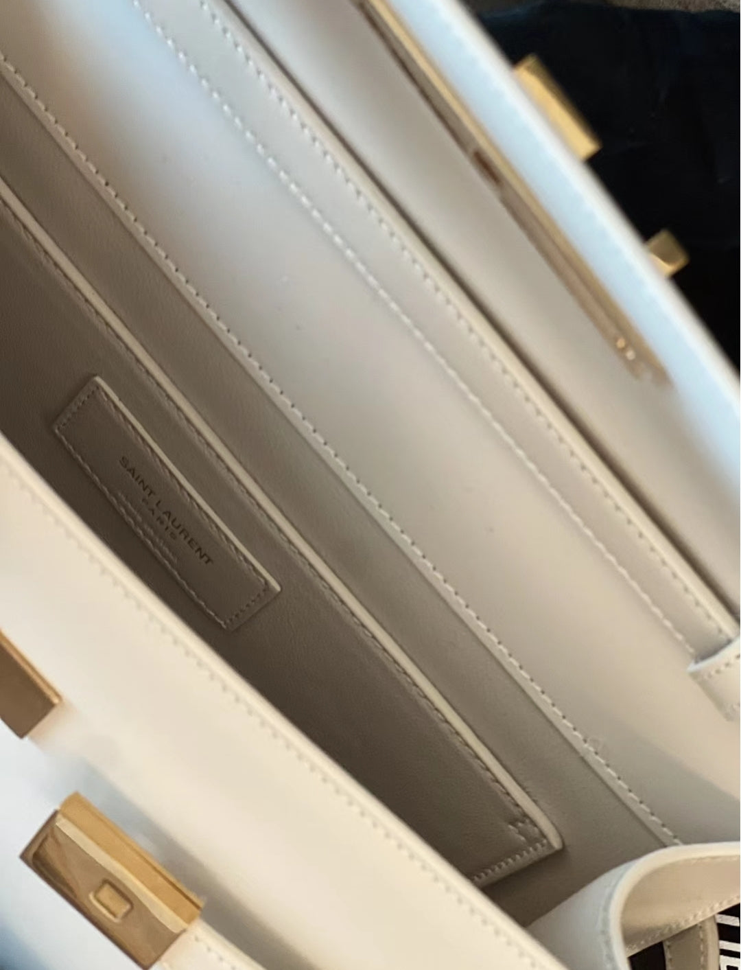 MANHATTAN 29 TOP-HANDLE AUS GLATTEM WEISSEM KALBSLEDER