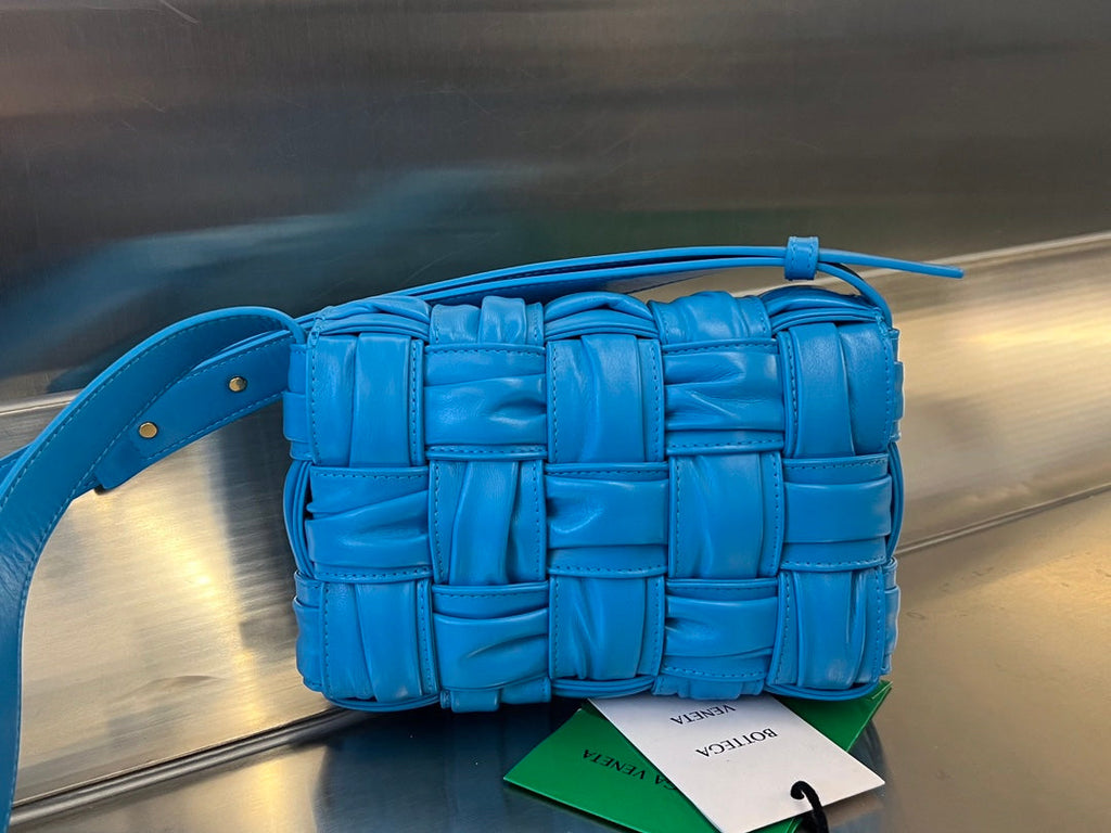 MINI-KASSETTE 19 IN HIMMELBLAUEM WEICHEM LAMMLEDER