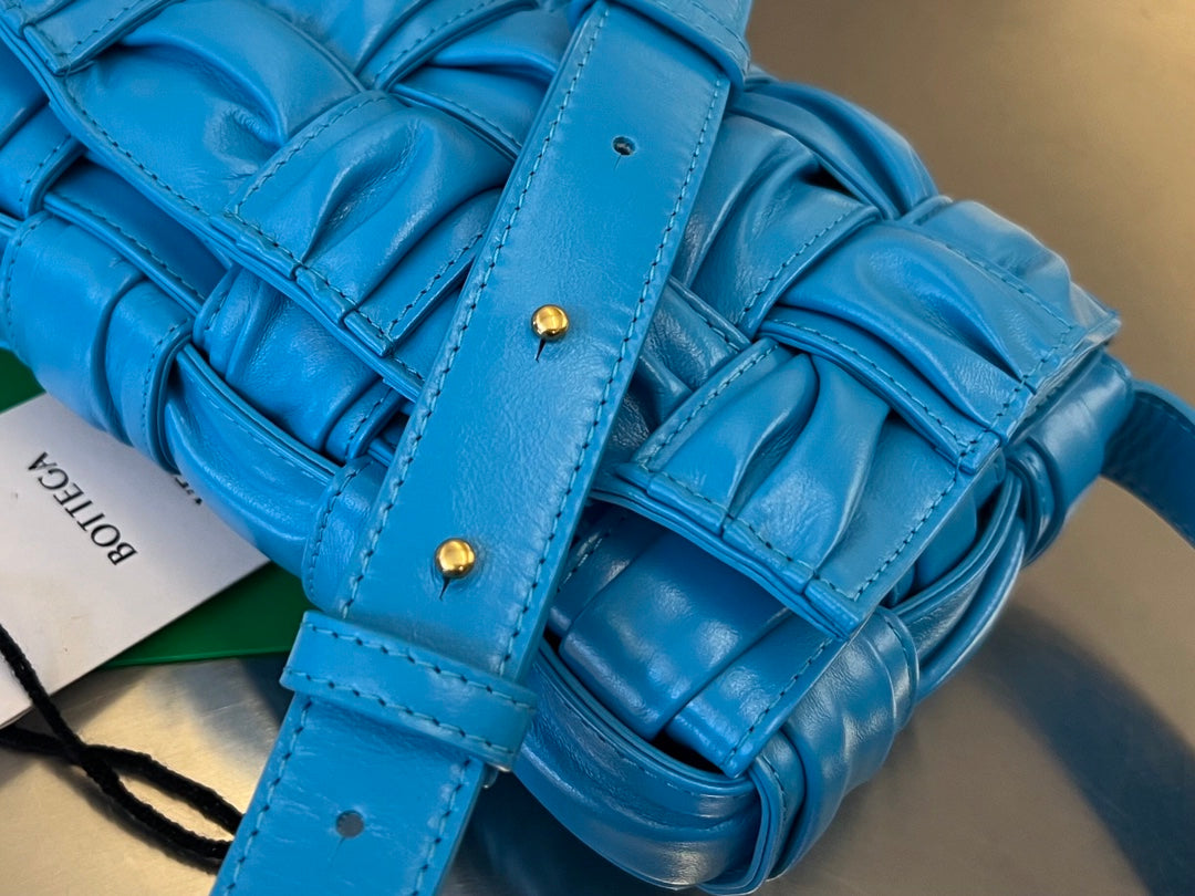 MINI-KASSETTE 19 IN HIMMELBLAUEM WEICHEM LAMMLEDER