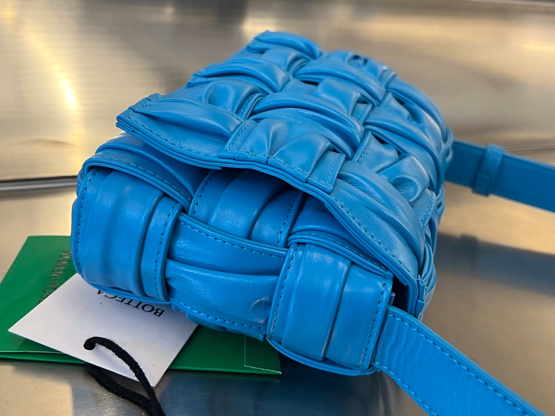 MINI-KASSETTE 19 IN HIMMELBLAUEM WEICHEM LAMMLEDER