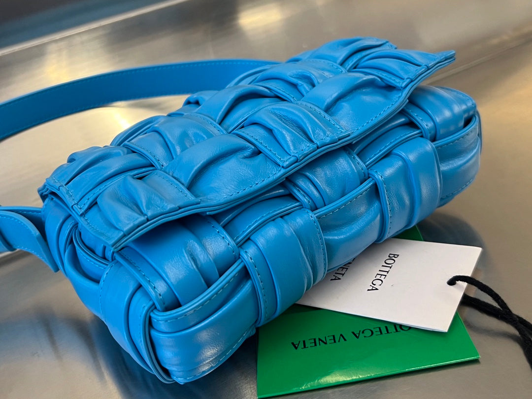 MINI-KASSETTE 19 IN HIMMELBLAUEM WEICHEM LAMMLEDER