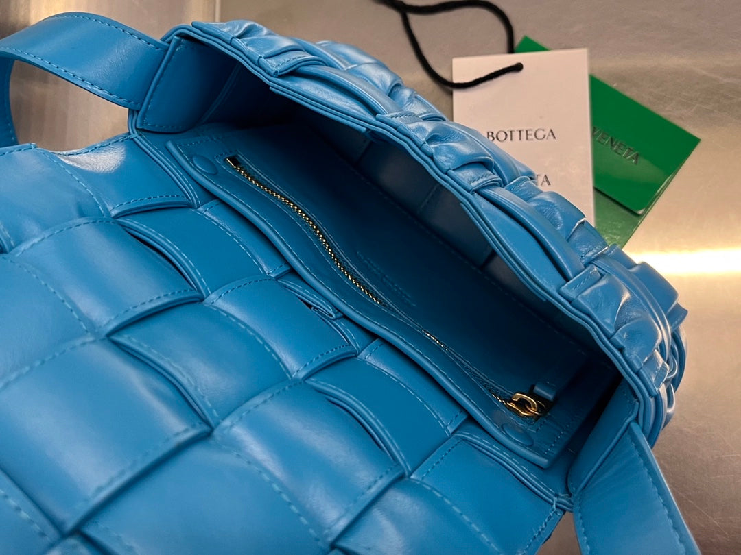 MINI-KASSETTE 19 IN HIMMELBLAUEM WEICHEM LAMMLEDER