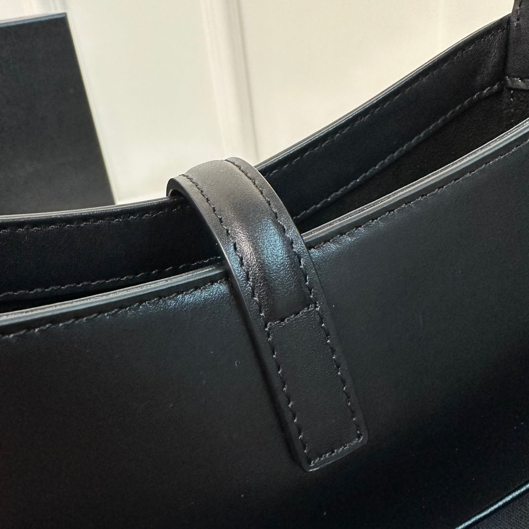 MINI 19 SCHWARZES GLATTES KALBSLEDER HOBO