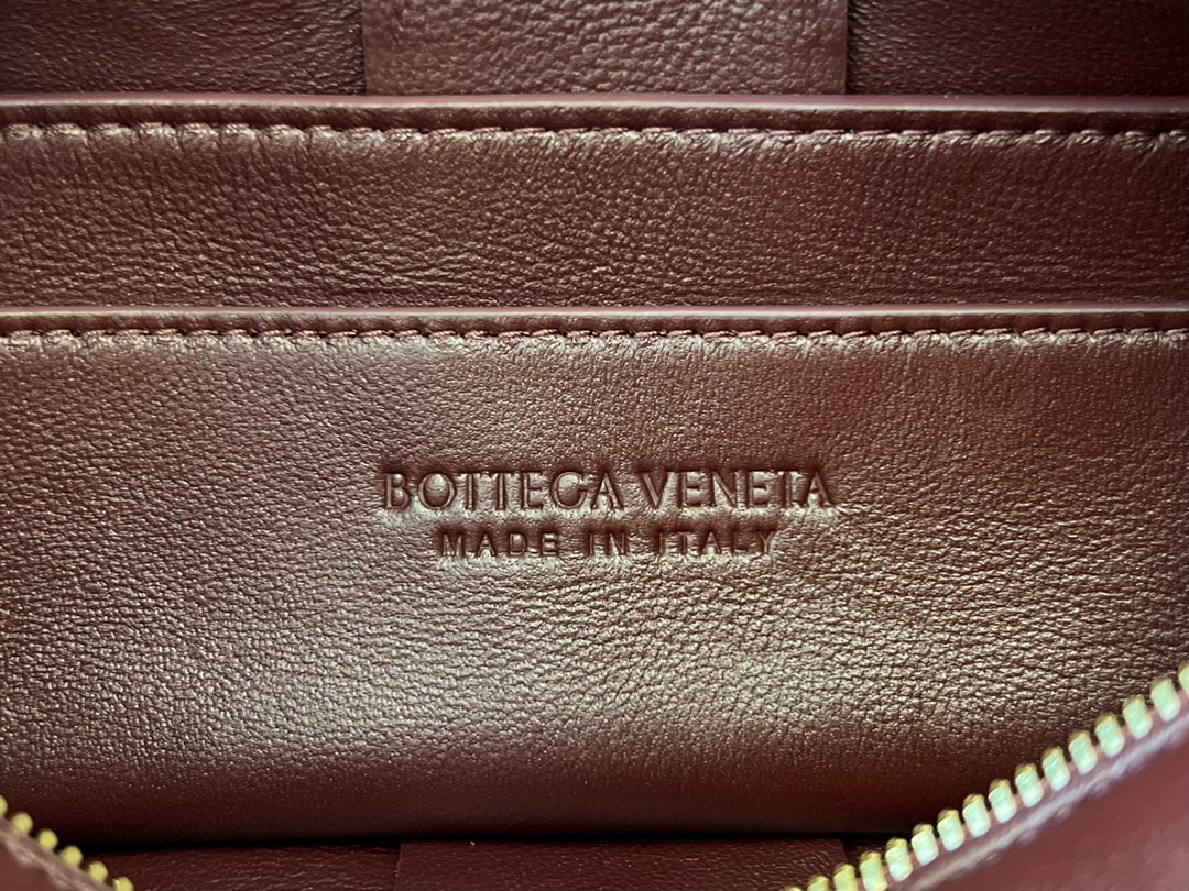 BRICK CASSETTE 28 IN WINE RED CALFSHIN