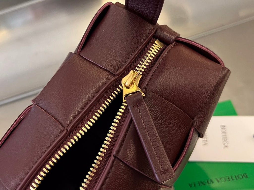 BRICK CASSETTE 28 IN WINE RED CALFSHIN