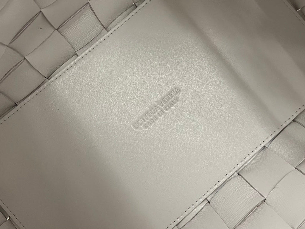 MITTELGROSSE 28-KASSETTEN-KASSETTE WEISSES LAMMLEDER