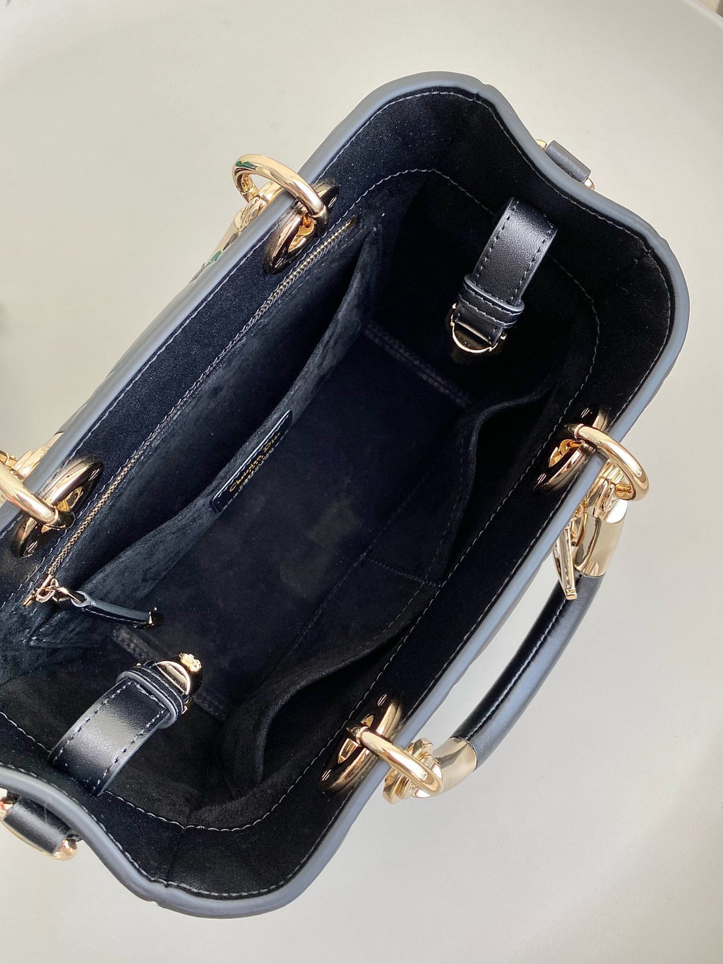 LADY 25 HANDTASCHE AUS SCHWARZEM KALBSLEDER