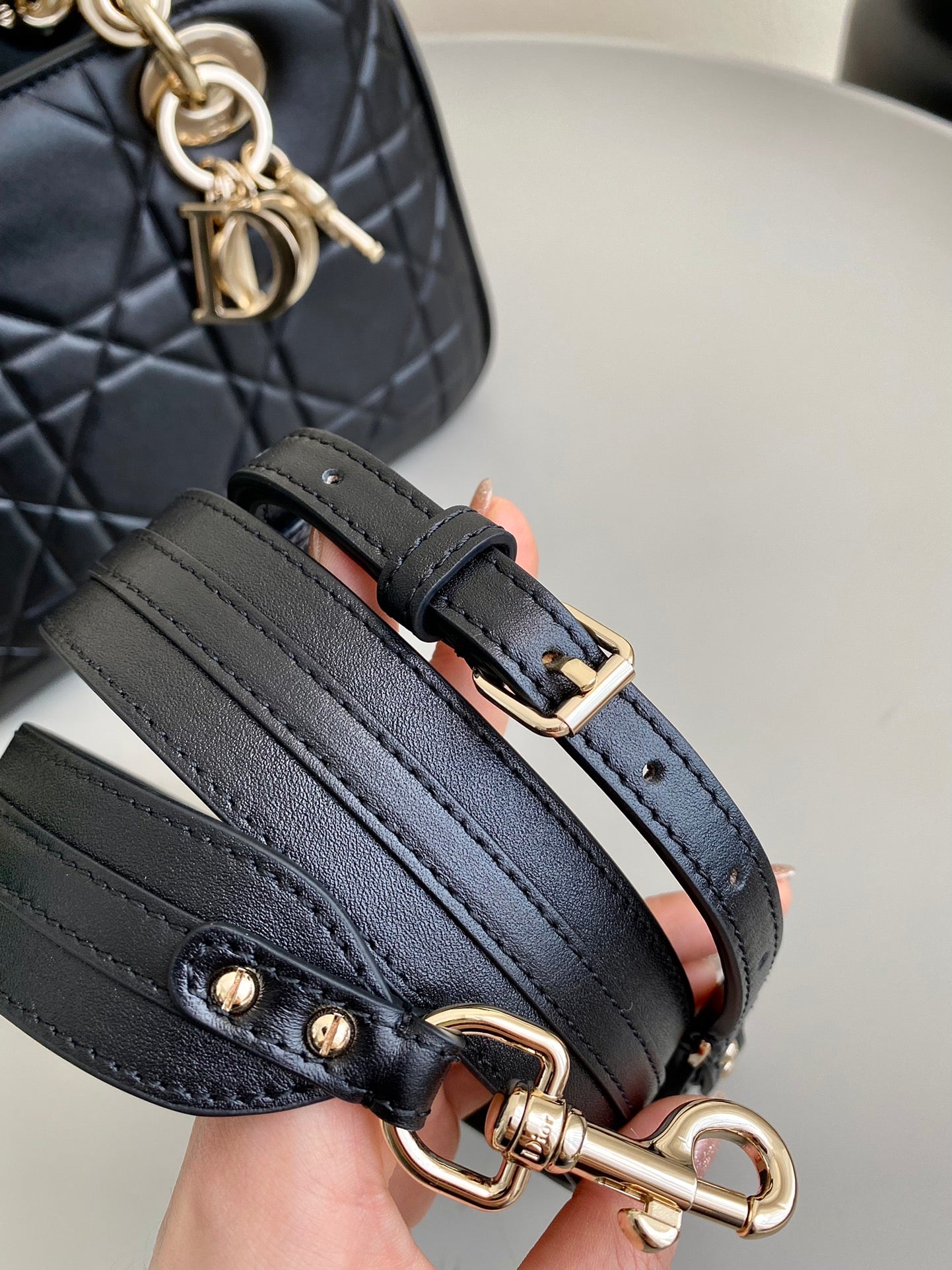 LADY 25 HANDTASCHE AUS SCHWARZEM KALBSLEDER