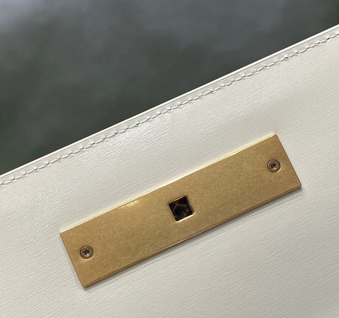 MANHATTAN 29 TOP-HANDLE AUS GLATTEM WEISSEM KALBSLEDER