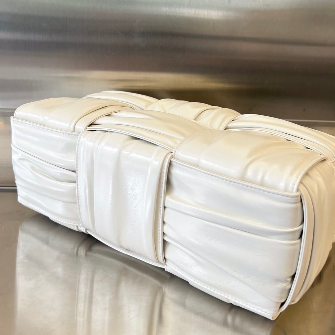 KLEINE ARCO-TASCHE 30 ZOLL WEISSES WEICHES LAMMLEDER