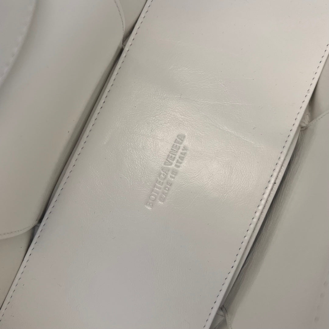 KLEINE ARCO-TASCHE 30 ZOLL WEISSES WEICHES LAMMLEDER