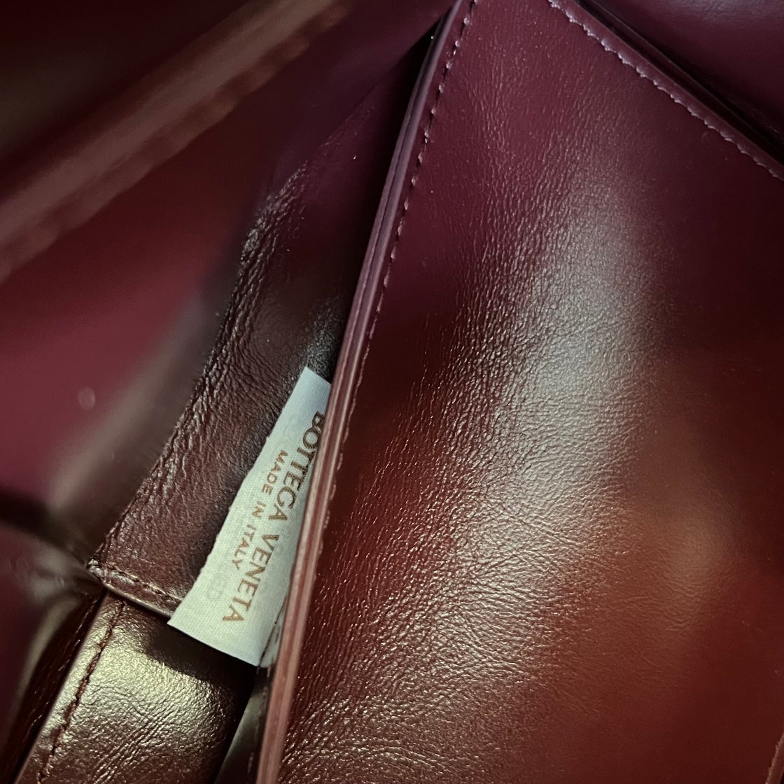 KLEINE ARCO-TASCHE 30 IN WEINROT WEICHES LAMMLEDER