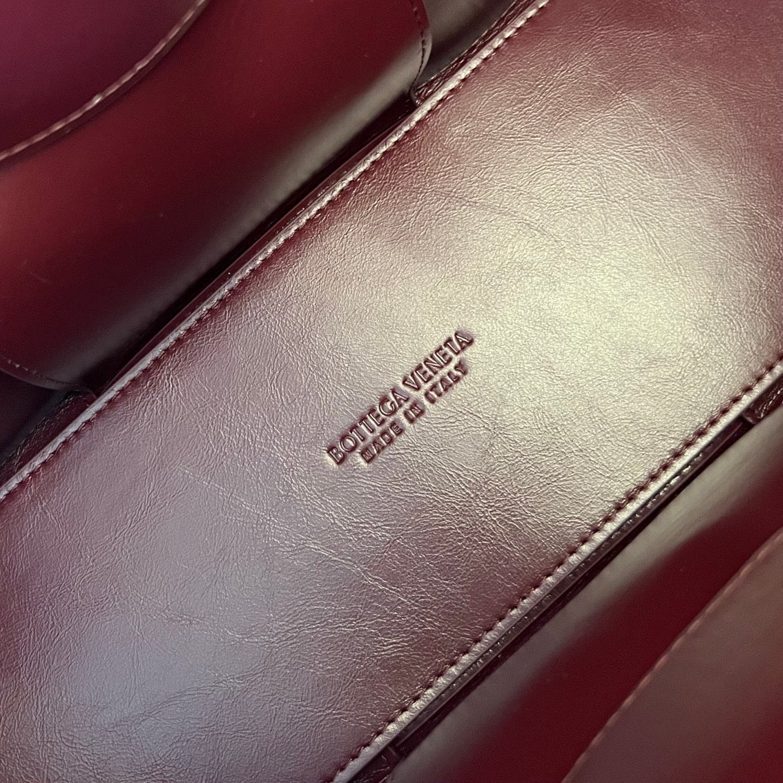 KLEINE ARCO-TASCHE 30 IN WEINROT WEICHES LAMMLEDER