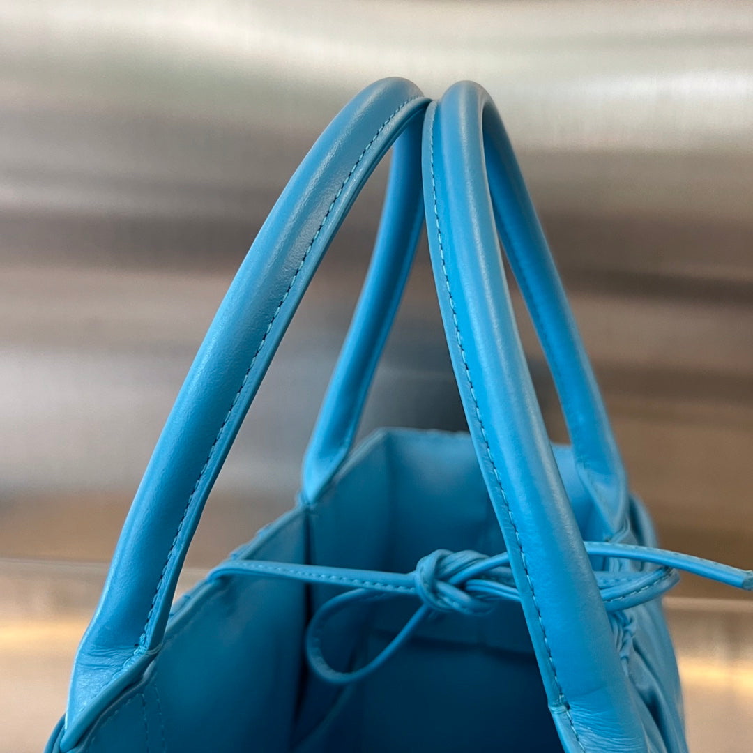 KLEINE ARCO-TASCHE 30 IN ZERULEANBLAU WEICHEM LAMMLEDER