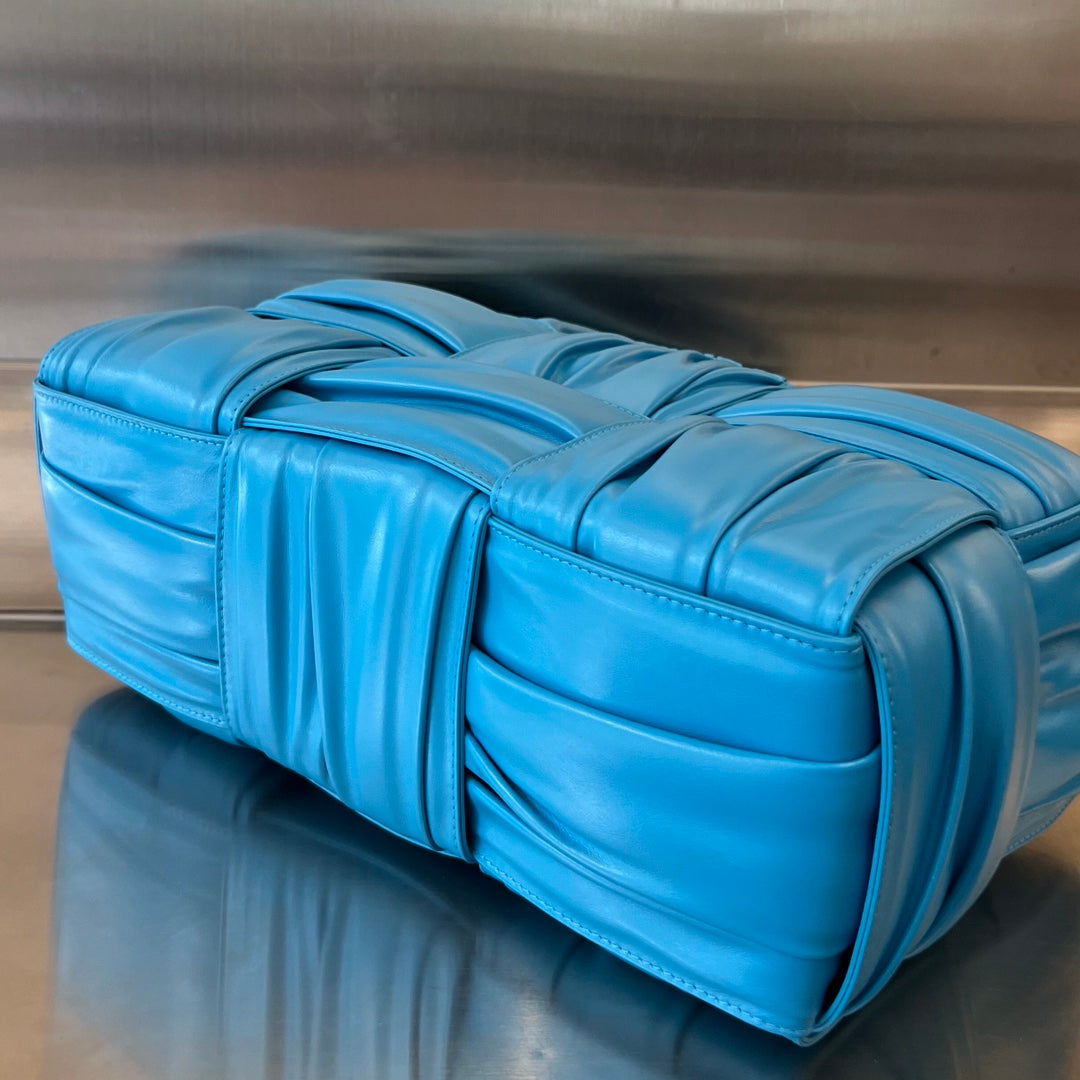 KLEINE ARCO-TASCHE 30 IN ZERULEANBLAU WEICHEM LAMMLEDER