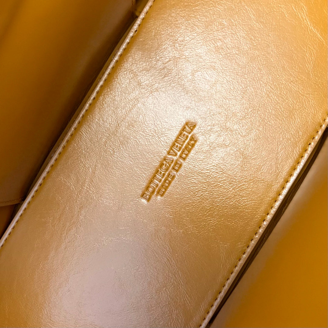 KLEINE ARCO-TASCHE 30 IN PIZAZZ ORANGE WEICHES LAMMLEDER